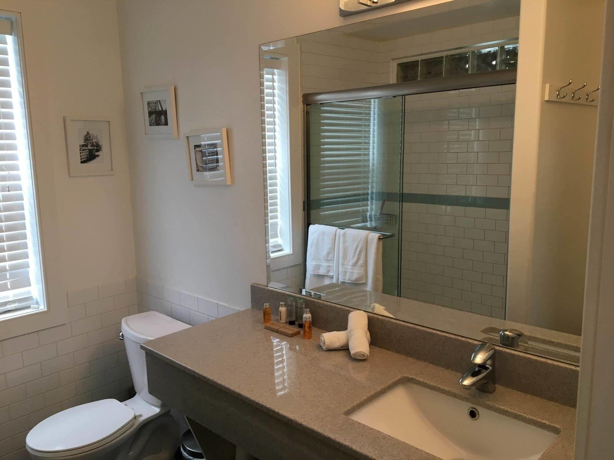 Merrickville Guest Suites Bagian luar foto